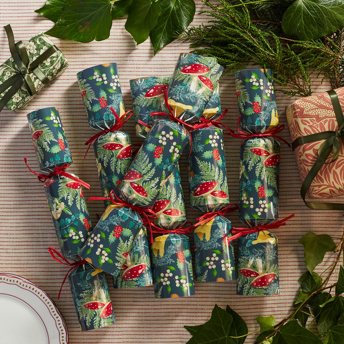 Forest Green Christmas Crackers - 6 Pack – Talking Tables UK Trade